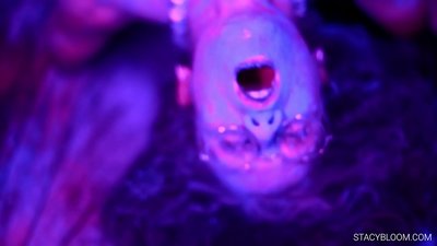 U zitellu si masturba davanti à a camera è si porta à l'orgasmu.